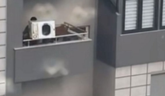 Personi që hodhi lavatriçen nga ballkoni i banesës dënohet me 200 euro