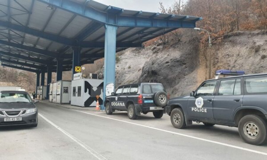 Raportohet se një automjet me dinarë u ndalua në Jarinjë, Dogana: I udhëzuam t’i ndjekin njoftimet e BQK-së