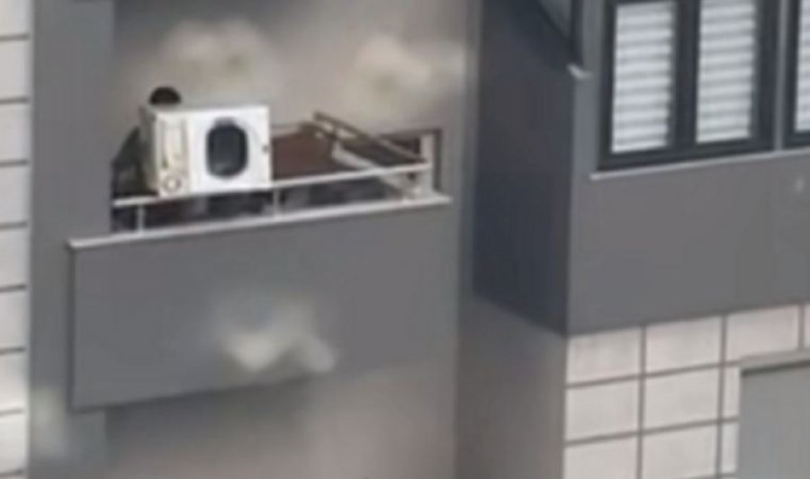 Personi që hodhi lavatriçen nga ballkoni i banesës dënohet me 200 euro