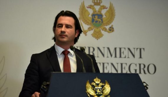 Vuçiq dekoron ish-ministrin malazez që refuzoi kërkesën e Kosovës për ekstradimin e serbit të akuzuar për krime lufte