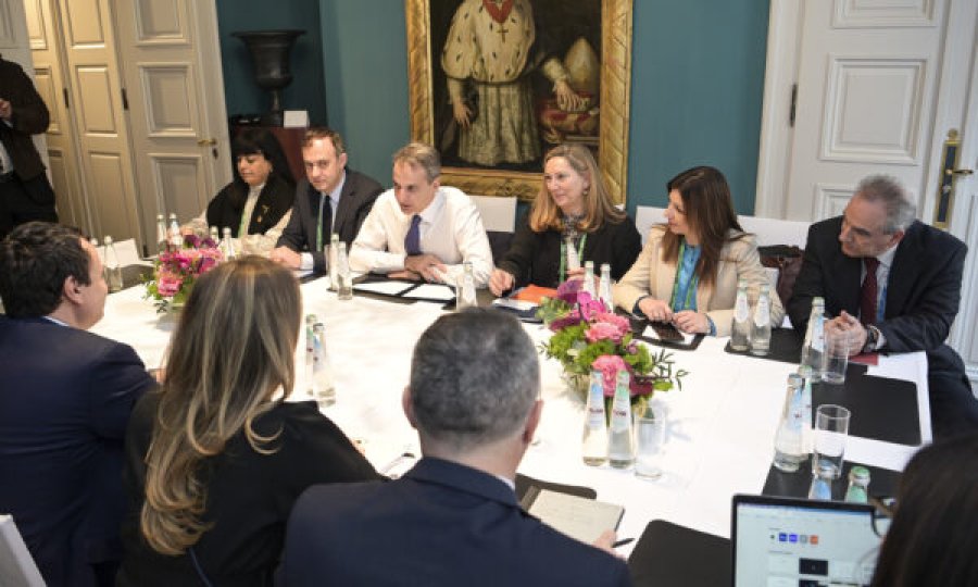 Kurti takohet me   Kryeministrin e Greqisë në Munih, flet për dialogun dhe rregulloren e BQK-së