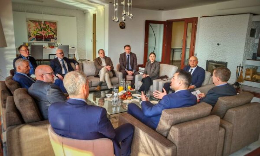Ambasadorët e QUINT’it  i ftojnë në takim OJQ’të serbe për të cilat Bislimi i reagoi Lajçakut