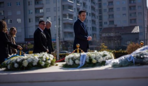 Lumir Abdixhiku bën homazhe te varri i Rugovës: Themeloi e udhëhoqi lëvizjen më të madhe shqiptare për liri e pavarësi