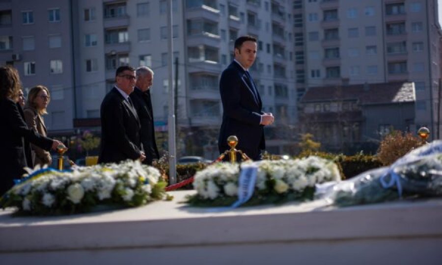 Lumir Abdixhiku bën homazhe te varri i Rugovës: Themeloi e udhëhoqi lëvizjen më të madhe shqiptare për liri e pavarësi
