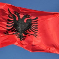 Nga kulti i individit te kultura demokratike: Historia, mitet dhe sfida e vetëdijes kombëtare