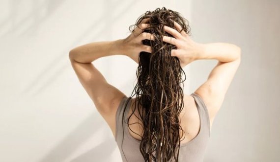 Metoda e kujdesit të flokëve që do t’ju ndihmojë të rralloni larjen e tyre