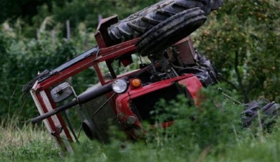 Skenderaj: U rrokullis me traktor, lëndohet një person