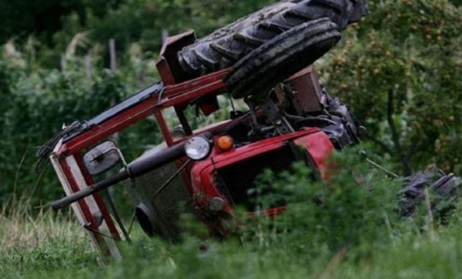 Skenderaj: U rrokullis me traktor, lëndohet një person