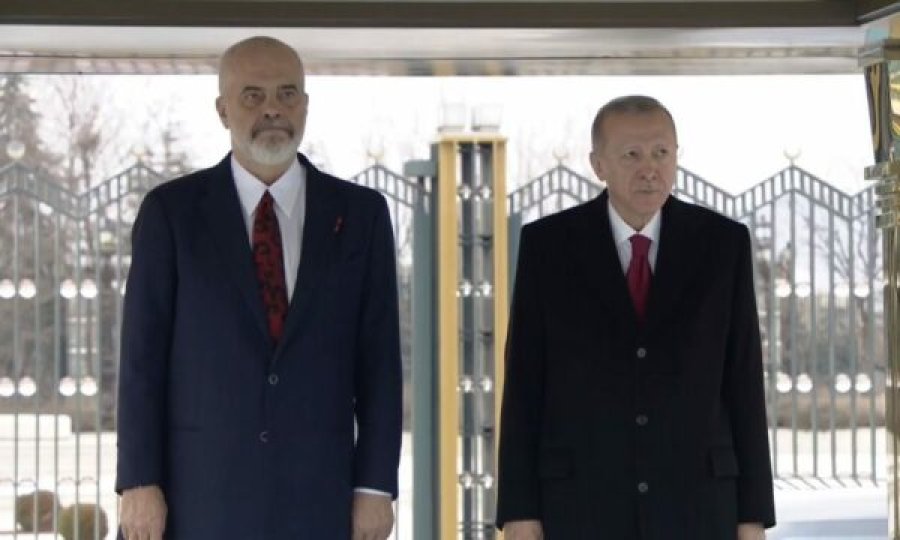 Rama pritet me ceremoni zyrtare nga Erdogan