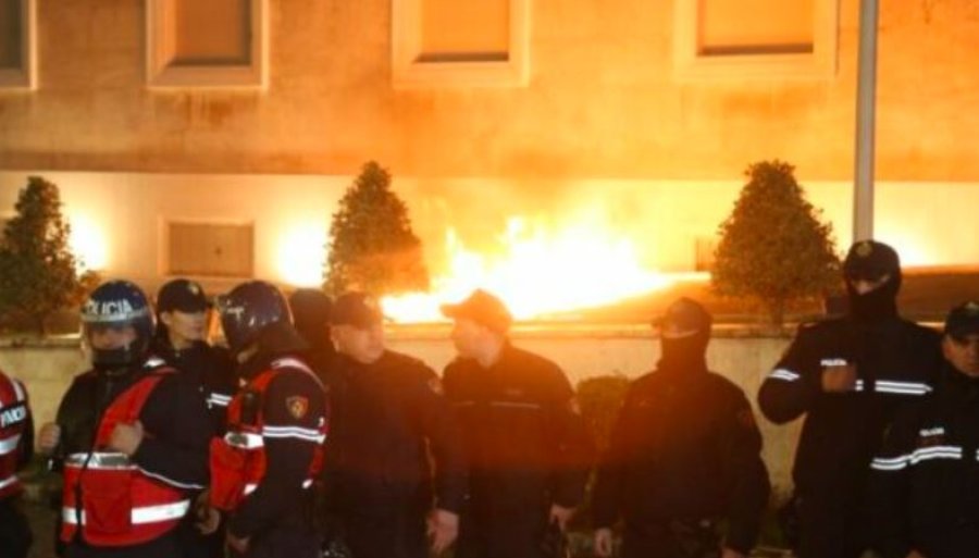 Opozita në Shqipëri dy orë protestë, tymuese dhe molotov drejt Kryeministrisë