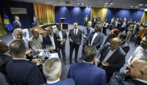 Albin Kurti dhe ministri Krasniqi takojnë sot kryetarët e komunave