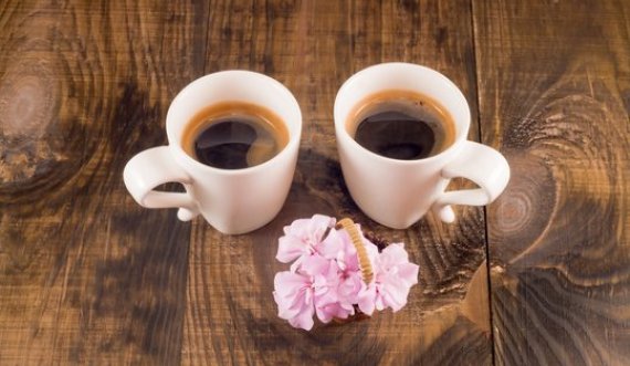 Dy filxhanë kafe para ushtrimeve shtojnë qëndrueshmërinë