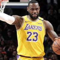 LeBron James shkëlqeu për të mbajtur gjallë shpresat e Lakers