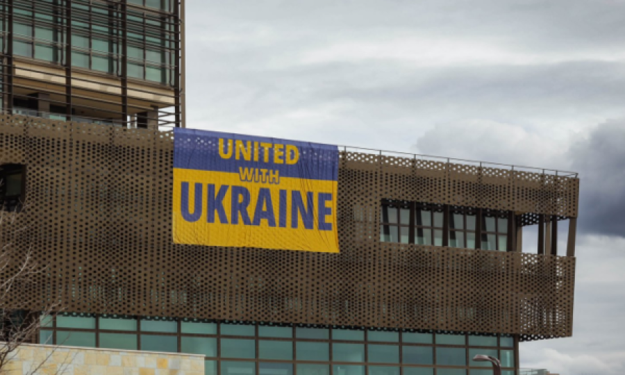 Flamuri ukrainas në Ambasadën e SHBA-së në Prishtinë, Hovenier: Ne nuk mund dhe nuk do ta pranojmë agresionin e Rusisë