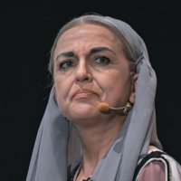 Besiana Mehmedi shkëlqen në rolin e plakës në operën e parë kosovare 'Goca e Kaçanikut'