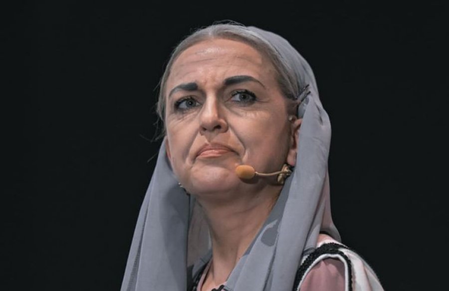 Besiana Mehmedi shkëlqen me rolin e plakës në operën e parë kosovare 'Goca e Kaçanikut'