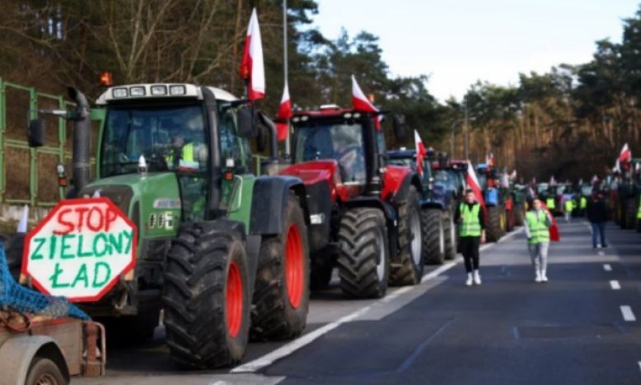 Bujqit polakë e bllokojnë një autostradë kyçe 