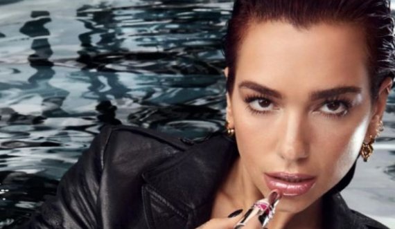 Dua Lipa tejet me stil me një pallto me print gjarpri
