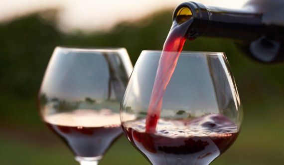 Konsumimi mesatar i verës u bën mirë veshkave