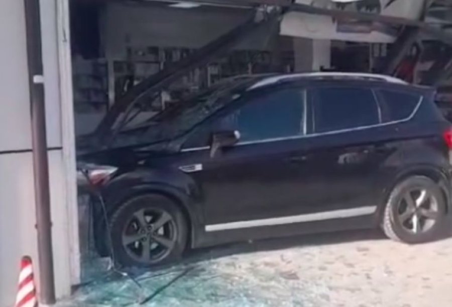 Në këtë vend të Kosovës vetura futet në barnatore, raportohet për të lënduar