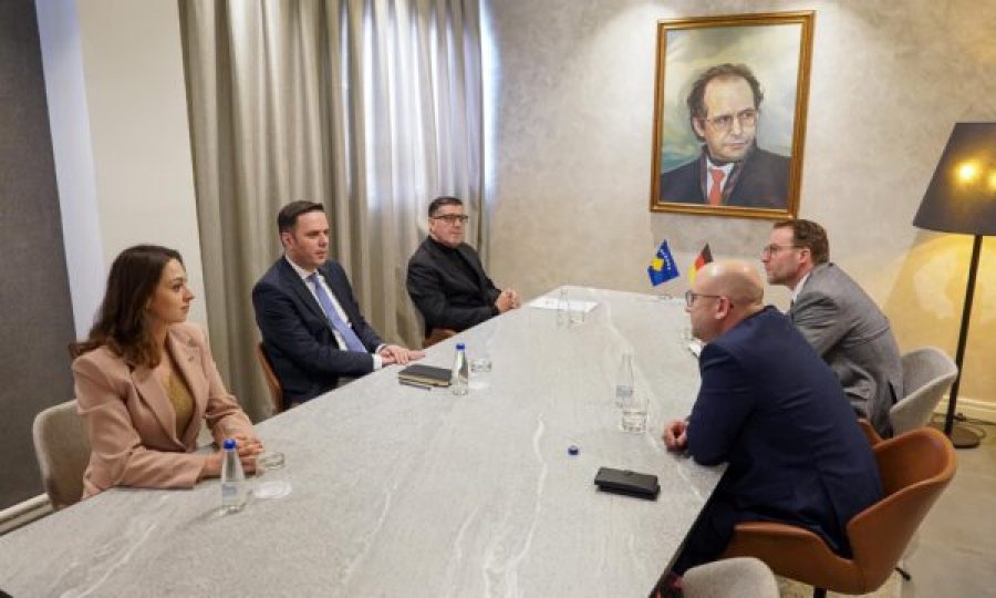 Abdixhiku jep detaje pas takimit me emisarin Manuel Sarrazin