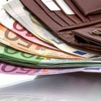 Pejë: Qytetarja e gjen kuletën me franga dhe dollarë, e dorëzon në polici 