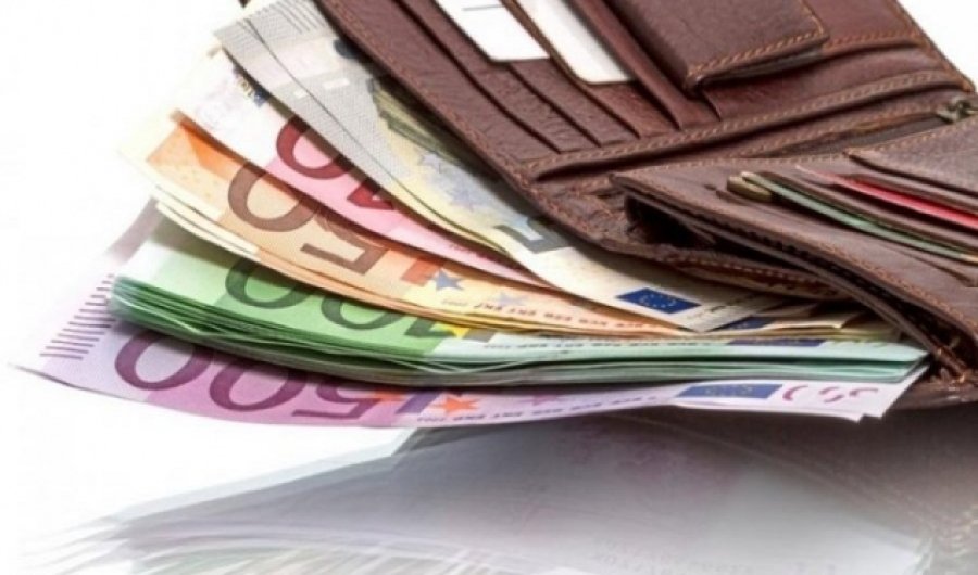 Pejë: Qytetarja e gjen kuletën me franga dhe dollarë, e dorëzon në polici 