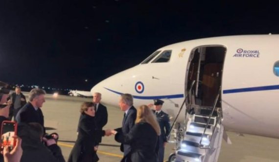 Cameron mbërrin në Kosovë, Gërvalla e pret në Aeroport