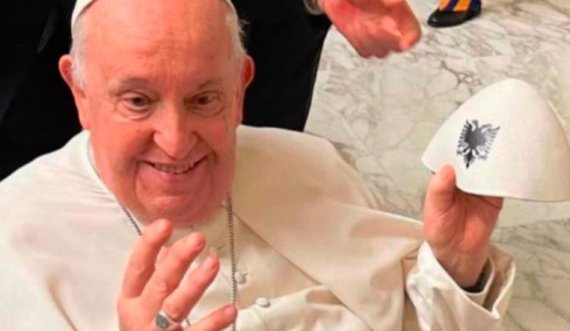 Papa Françesku fotografohet me plis në dorë
