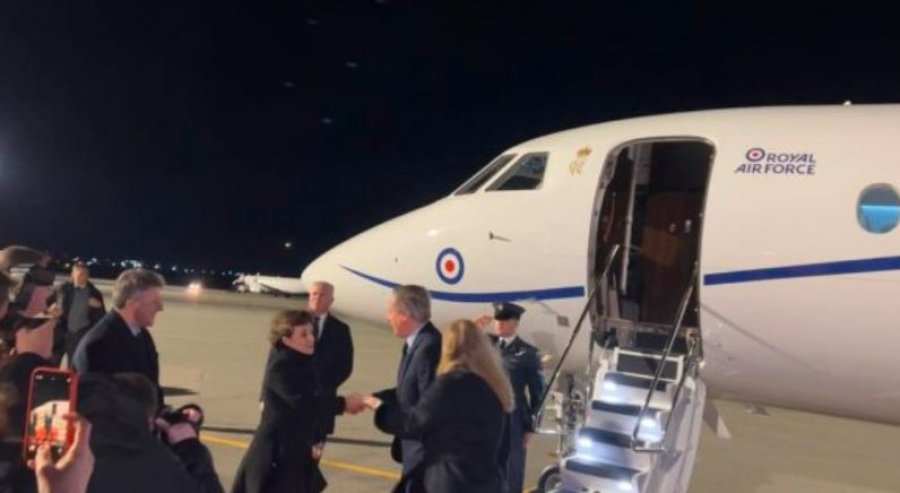 Cameron mbërrin në Kosovë, Gërvalla e pret në Aeroport