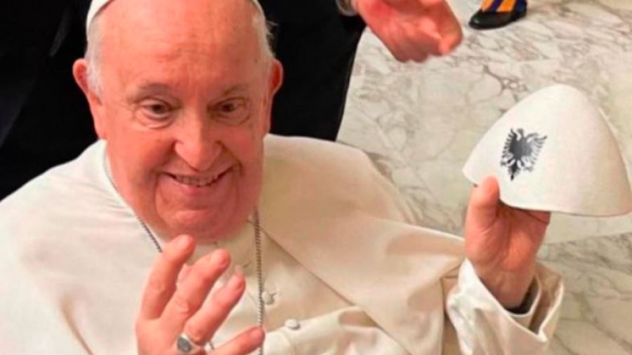 Papa Françesku fotografohet me plis në dorë