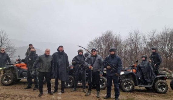 Sveçla me polici viziton brezin kufitar përgjatë Liqenit të Ujmanit