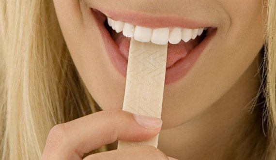Çka ndodh nëse e përpijmë çamçakëzin?