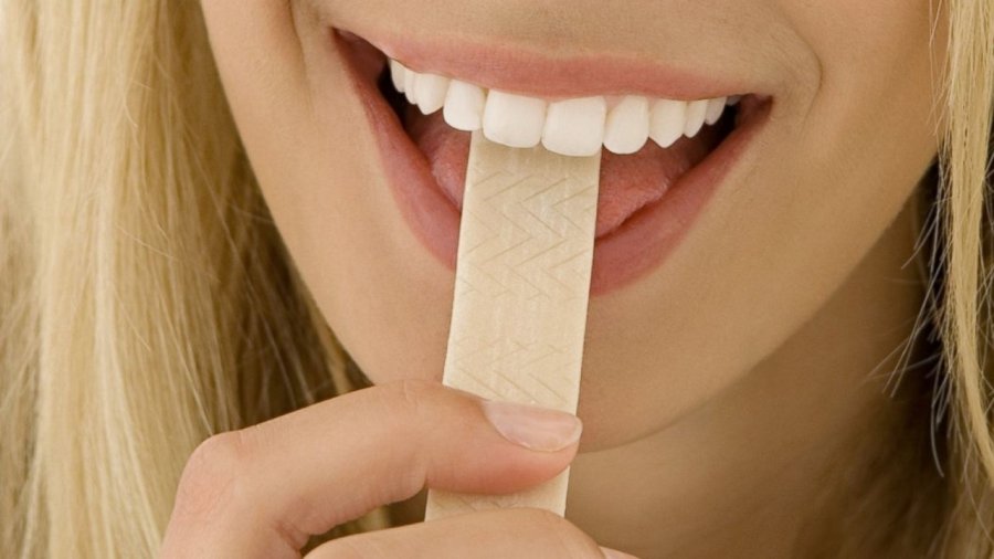 Çka ndodh nëse e përpijmë çamçakëzin?