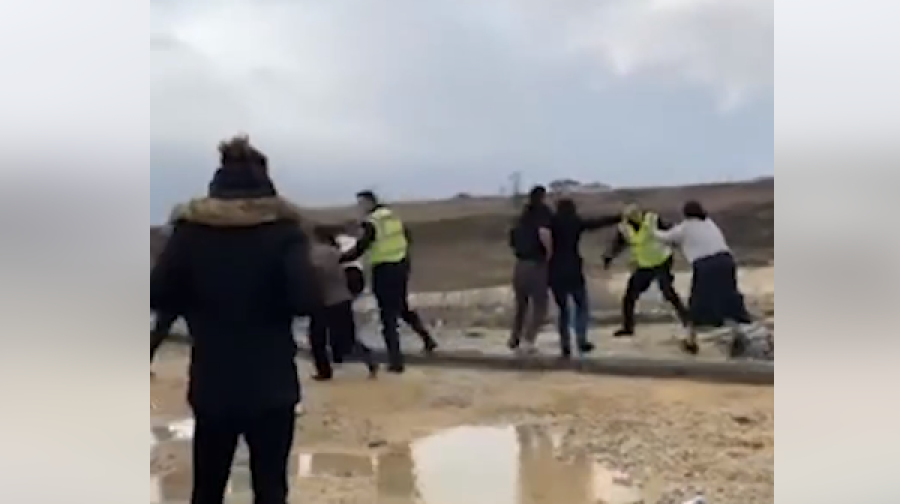Skena të papara në kufirin Kosovë Serbi në Merdare, burra e gra mërgimtarë grushtohen me polici, arsye kolona