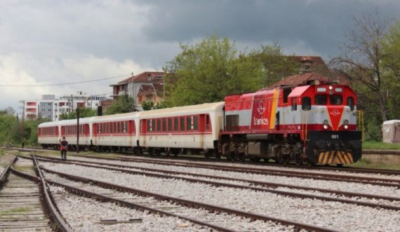 Treni godet veturën në zonën industriale në Prishtinë