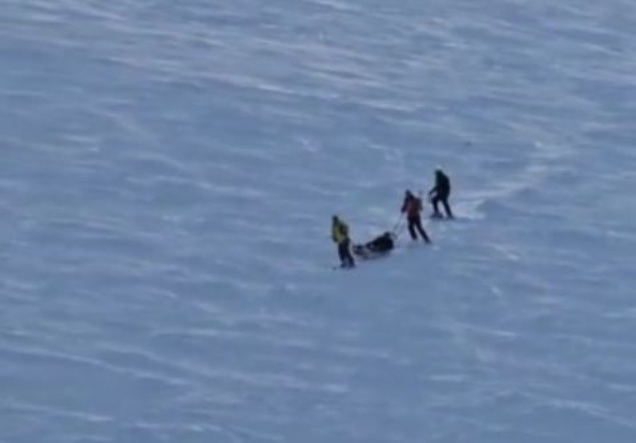 Në Brezovicë skijatori thyen këmbën, shikoni si trasnprotohet