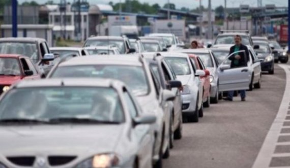 Kolona të gjata e pritje të lodhshme deri në shtatë orë, gjendje e rëndë  pikat kufitare