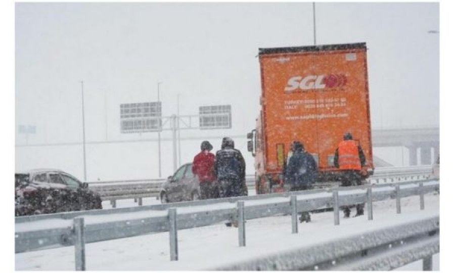 Bora dhe stuhia krijojnë probleme në Kroaci: Disa aksidente në autostradën Zagreb – Beograd