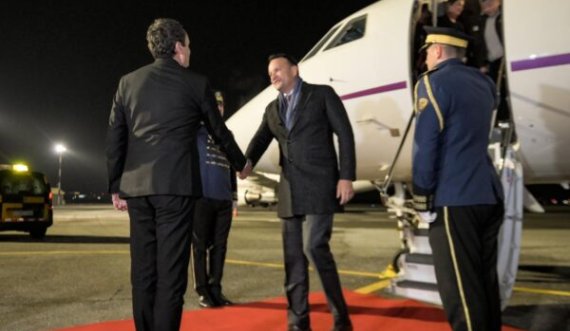 Kurti e mirëpret në aeroport kryeministrin irlandez