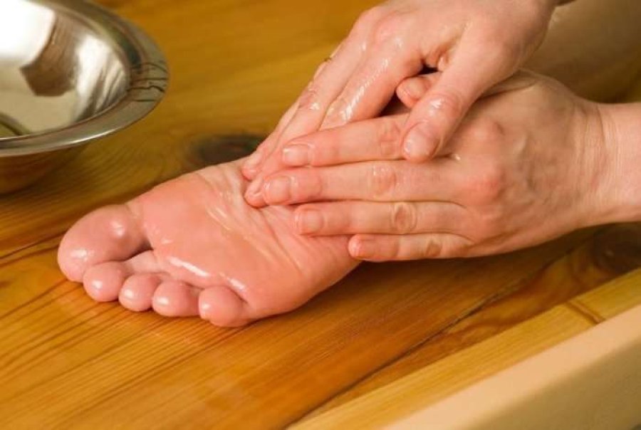 Rëndësia e masazhit të shputave në mbrëmje