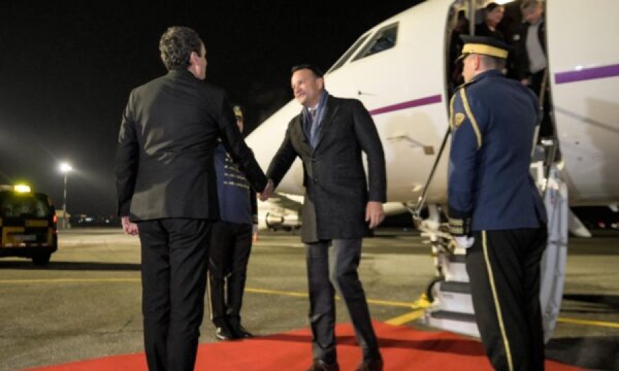 Kurti e mirëpret në aeroport kryeministrin irlandez