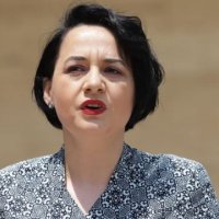 Një qytetar iu 'kapet' Fitore Pacollit: E quan 'hajneshë' dhe se duhet t’i vijë marre që po e 'vjedh' Kosovën