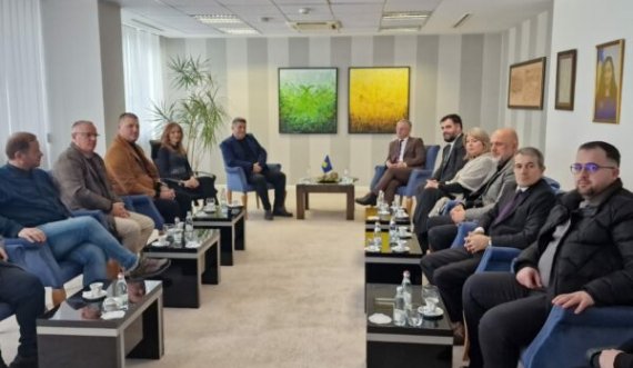 Bislimi i mirëpret në takim gazetarët nga Lugina e Preshevës