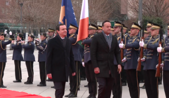Kurti e pret me ceremoni shtetërore kryeministrin irlandez