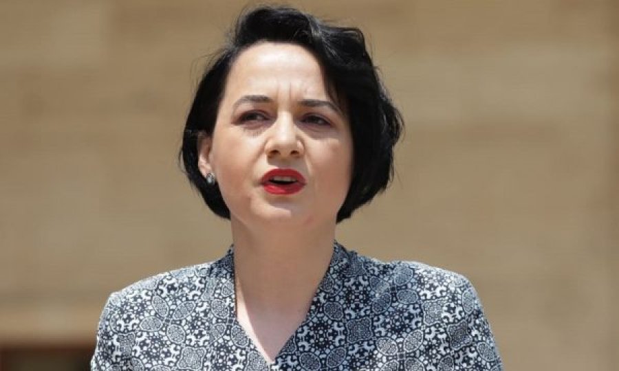 Një qytetar iu 'kapet' Fitore Pacollit: E quan 'hajneshë' dhe se duhet t’i vijë marre që po e 'vjedh' Kosovën
