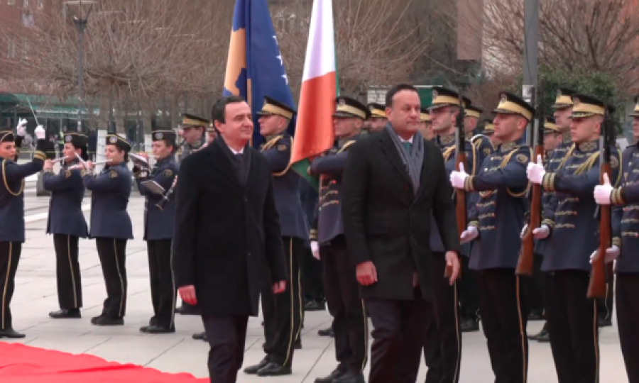 Kurti e pret me ceremoni shtetërore kryeministrin irlandez