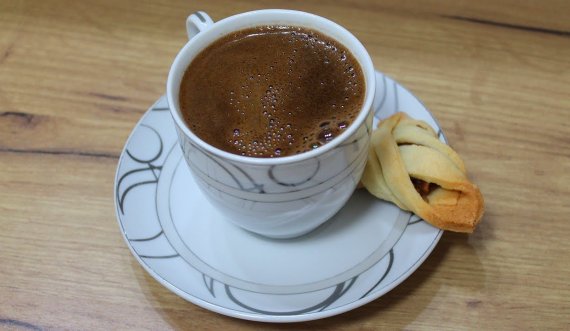 A e pini kafen në bark të thatë?