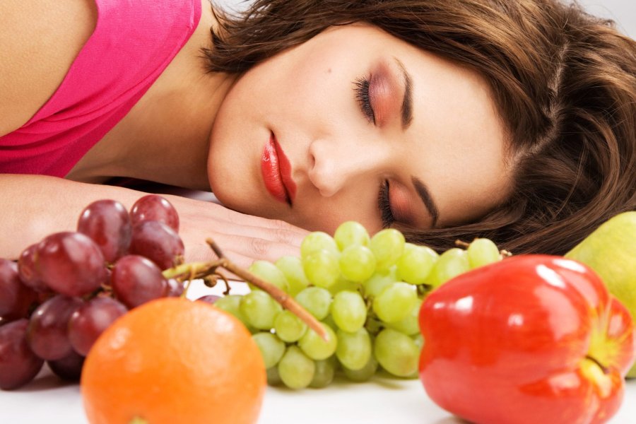 Ushqimet që i hani, ndikojnë në gjumin tuaj