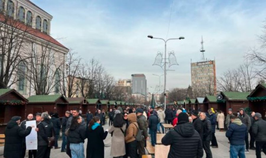 Fillon protesta për hapjen e rrugës 'Xhorxh Bush' në Prishtinë